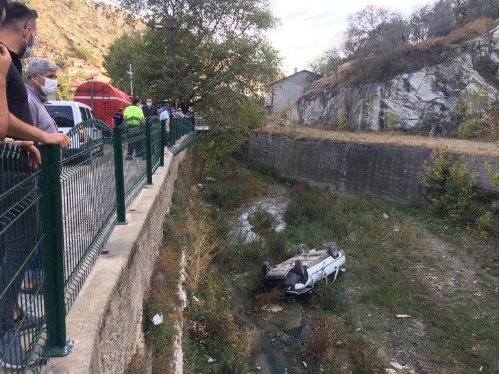 Kontrolden çıkan otomobil dereye uçtu: 2 yaralı G3