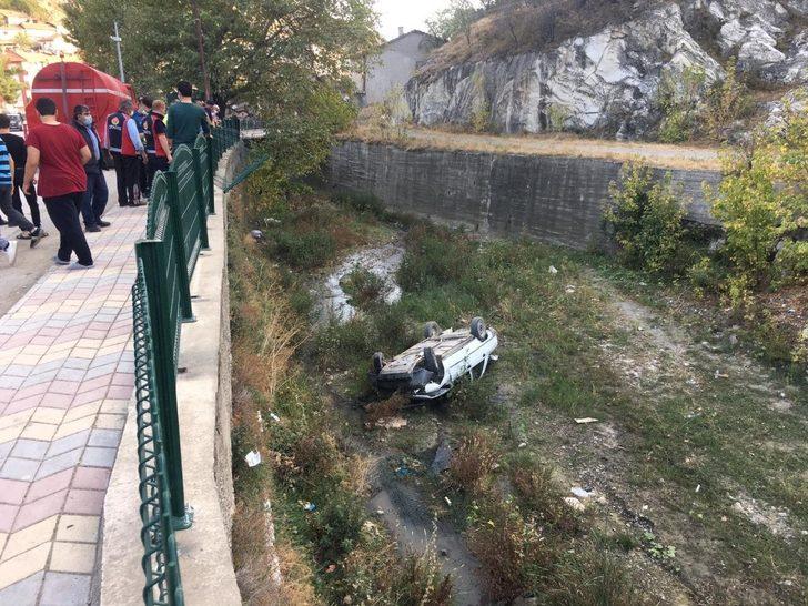 Kontrolden çıkan otomobil dereye uçtu: 2 yaralı G4