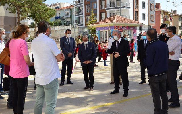 Vali Akın, okullarda alınan korona virüs denetimlerini inceledi