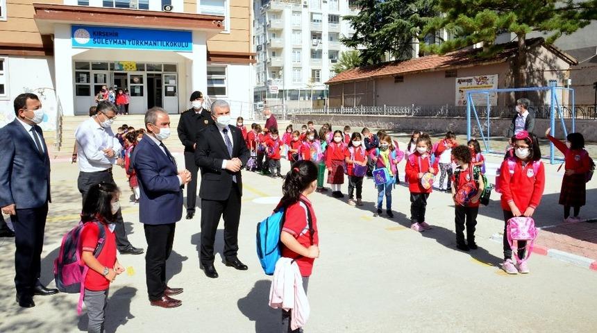 Vali Akın, okullarda alınan korona vir&uuml;s denetimlerini inceledi
