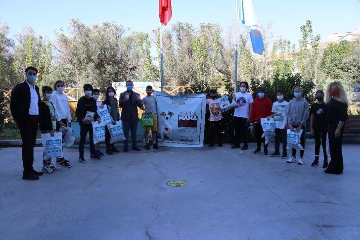 Öğrencilerden sokak hayvanlarına mama desteği G1