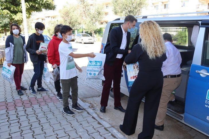 Öğrencilerden sokak hayvanlarına mama desteği G2