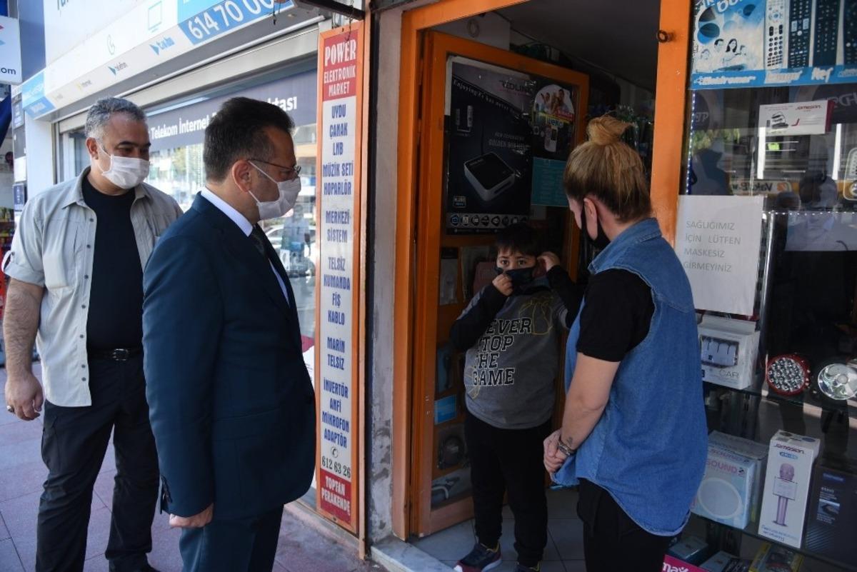 Vali Aksoy, Kuşadası &ccedil;arşılarını gezdi