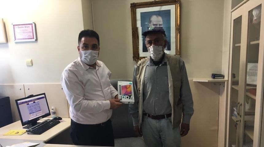 İhtiya&ccedil; sahibi &ouml;ğrencilere tablet hediye edildi