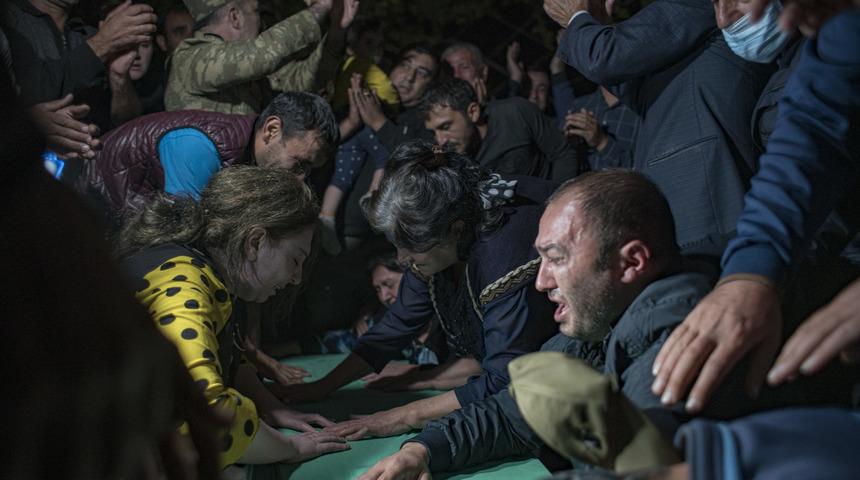 Ermenistan’ın mezarlıkta hedef aldığı sivillerin cenazeleri, saldırı ihtimaline karşı akşam defnedildi