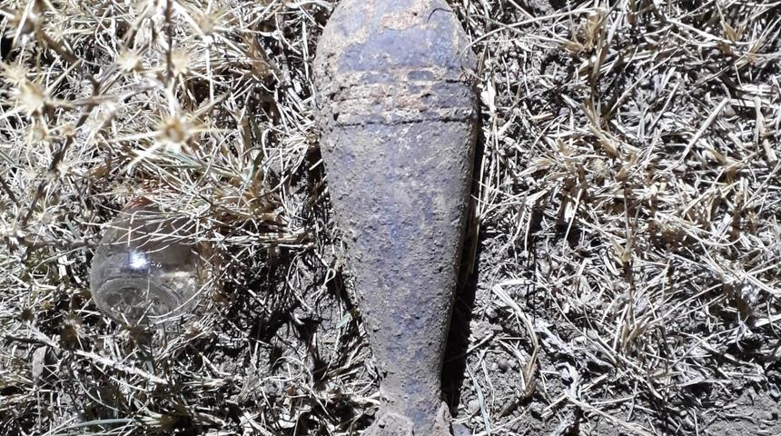 Şoke eden olay! Çiftçinin pulluğuna patlamamış 3 tank mermisi takıldı