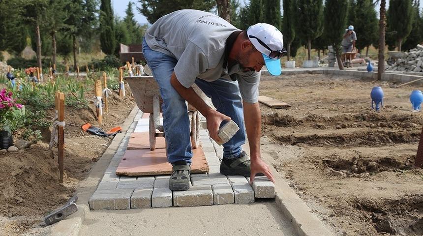 Geriş Mezarlığında yaya yolları d&uuml;zenlendi