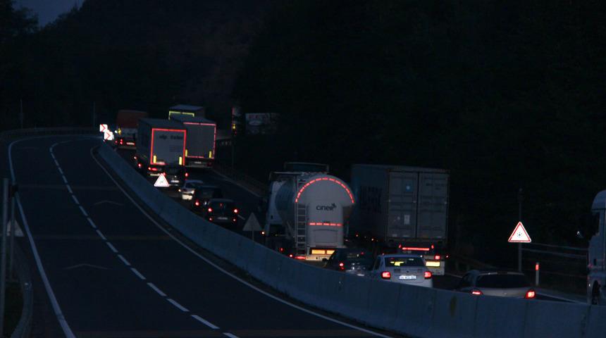 Bolu Dağı&rsquo;nda yoğun ara&ccedil; trafiği! Kilometrelerce kuyruk oluştu