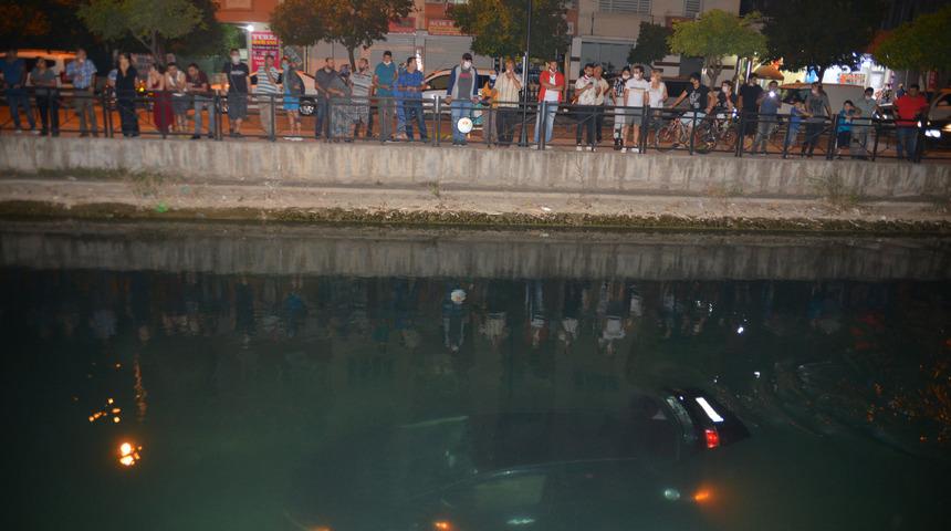 Kanala u&ccedil;an otomobili g&ouml;rmek i&ccedil;in sıraya girdiler