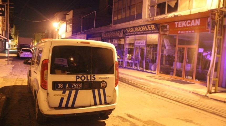 İntihara teşebbüs etti, yakınları ipten aldı