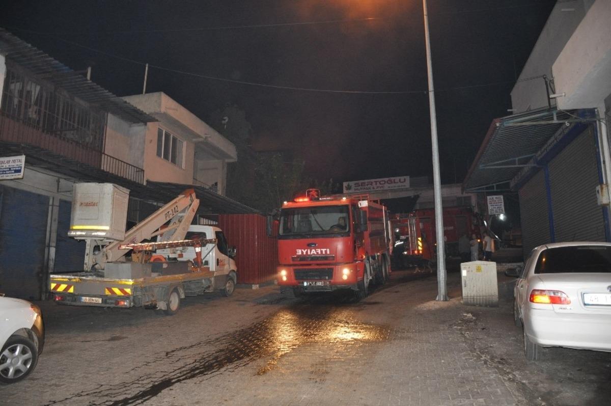 Marangoz at&ouml;lyesinde &ccedil;ıkan yangın maddi hasara neden oldu