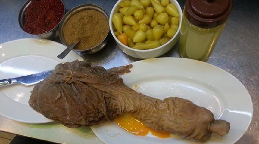 Yemek i&ccedil;in kuyruğa giriyorlar! Şırdanın neyden yapıldığını &ouml;ğrenince...