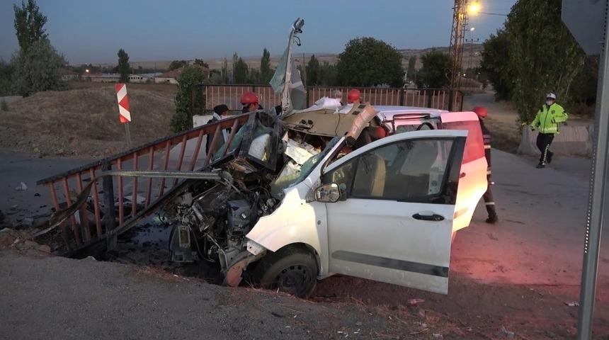 Feci görüntü! Hafif ticari araç demir korkuluğa saplandı: 1 ölü, 2 ağır yaralı