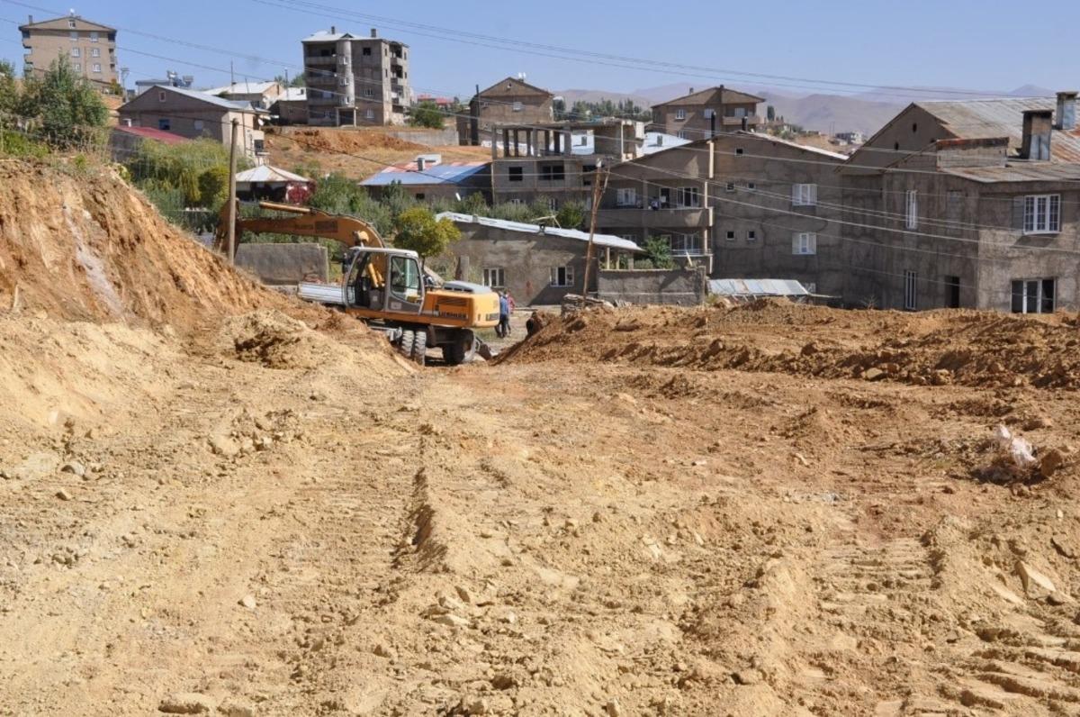 Y&uuml;ksekova&rsquo;da yeni yollar a&ccedil;ılmaya devam ediyor