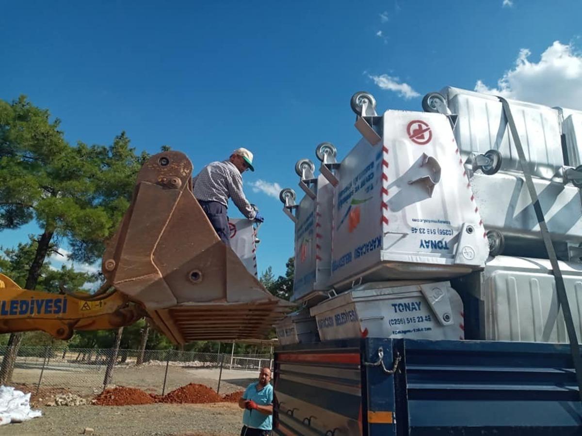 Karacasu&rsquo;da eski &ccedil;&ouml;p konteynerleri yenileniyor