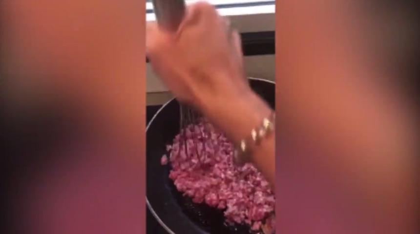 Böyle kullanmak kimsenin aklına gelmemiştir: Kıyma pişirmek için çırpıcı... 