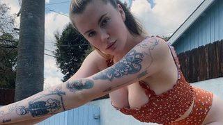 Ireland Baldwin küçük kırmızı iç çamaşırlarıyla mutfakta!