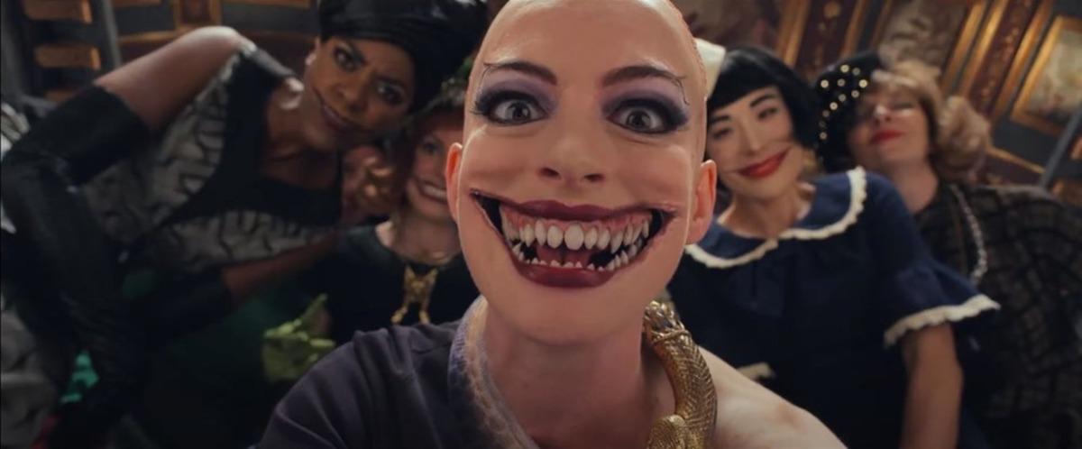 The Witches&rsquo;dan kamera arkası g&ouml;r&uuml;nt&uuml;s&uuml; paylaşan Anne Hathaway tanınmaz halde 