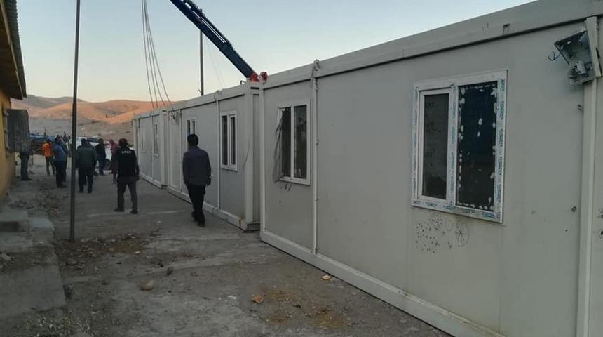 Evleri yanan ailelere konteyner evler kuruldu