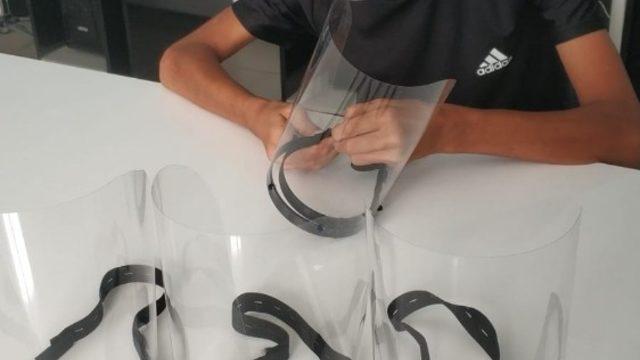 Öğrenciler dezenfektan standı yapmaya başladılar