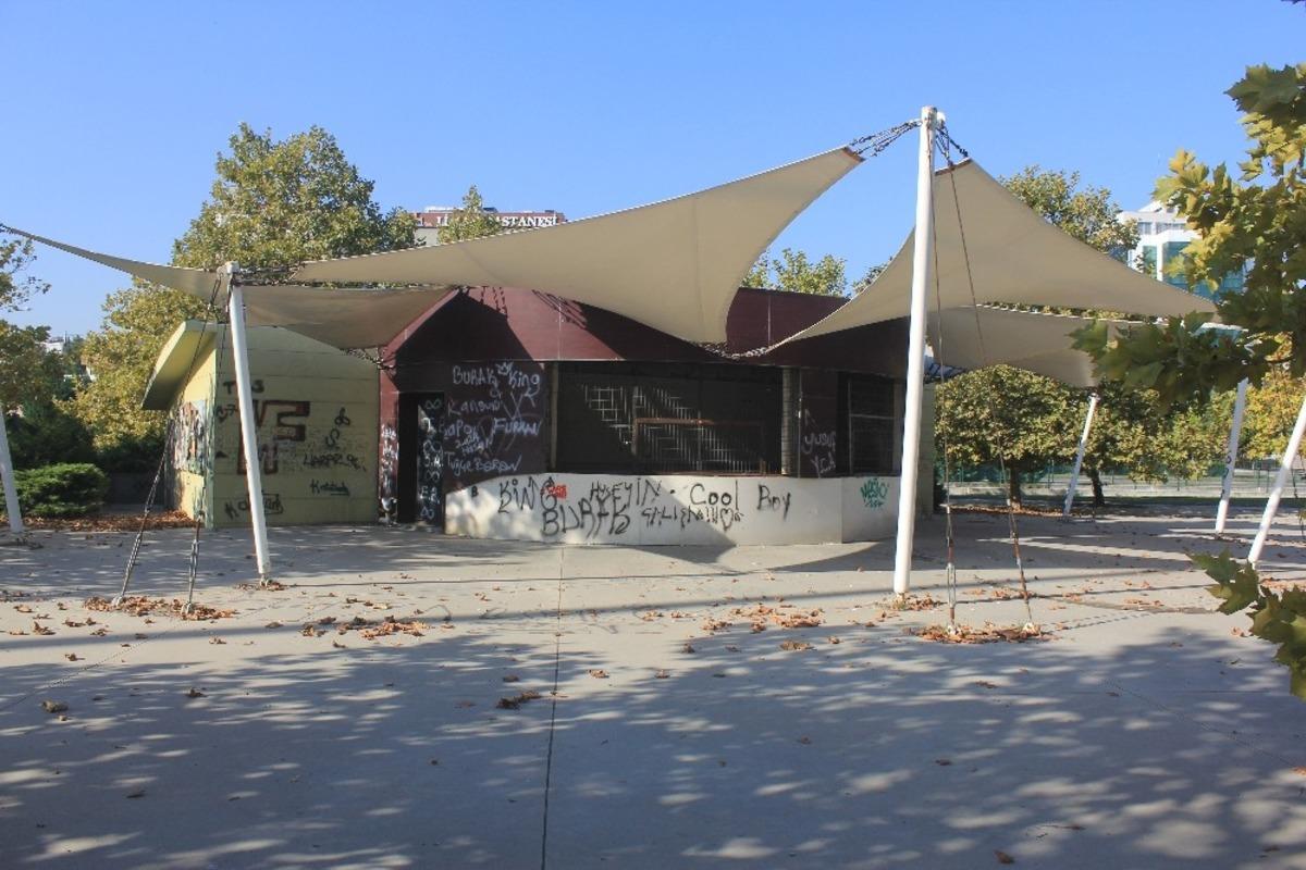 Şehir magandaları &ccedil;ay bah&ccedil;esini kullanılamaz hale getirdi