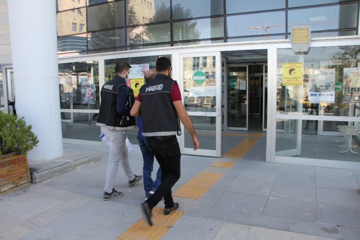 Ş&uuml;phelinin &ouml;nce &uuml;zerinde, sonra evinde uyuşturucu ele ge&ccedil;irildi