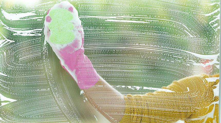 Pırıl pırıl cam temizliği aslında çok kolaymış! Şampuanla temizliğin püf noktalarını kimse bilmiyor