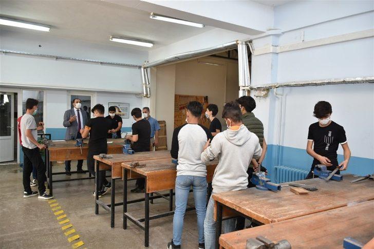 İl Milli Eğitim Müdürü Aziz Gün, Mesleki ve Teknik Anadolu Lisesi öğrencileriyle biraraya geldi G3