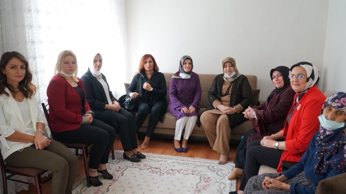 Vali eşinden şehit ailelerine ziyaret