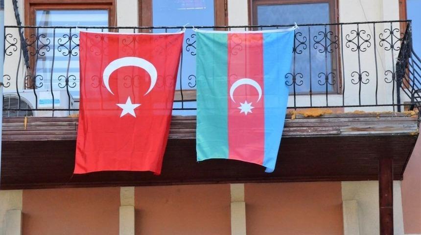Belediye binasına Azerbaycan ve T&uuml;rk bayrakları asıldı