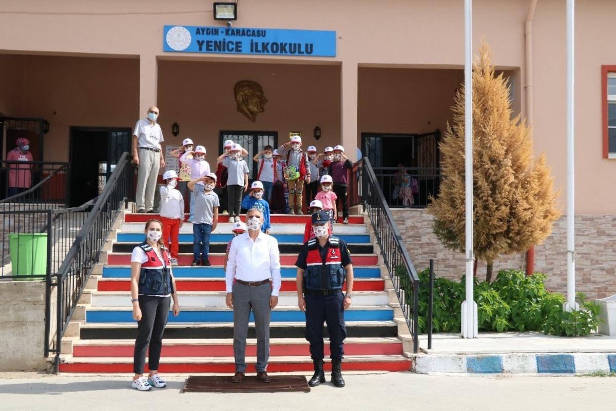 Jandarma, Karacasulu minik &ouml;ğrencilerin heyecanına ortak oldu
