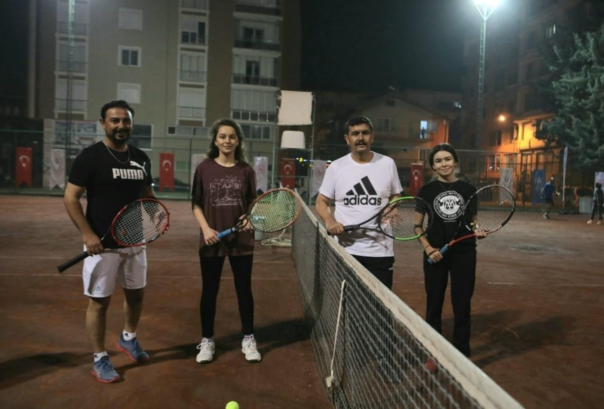 Vali Arslantaş, 29 Ekim Cumhuriyet Bayramı  tenis turnuvasının a&ccedil;ılışını yaptı.