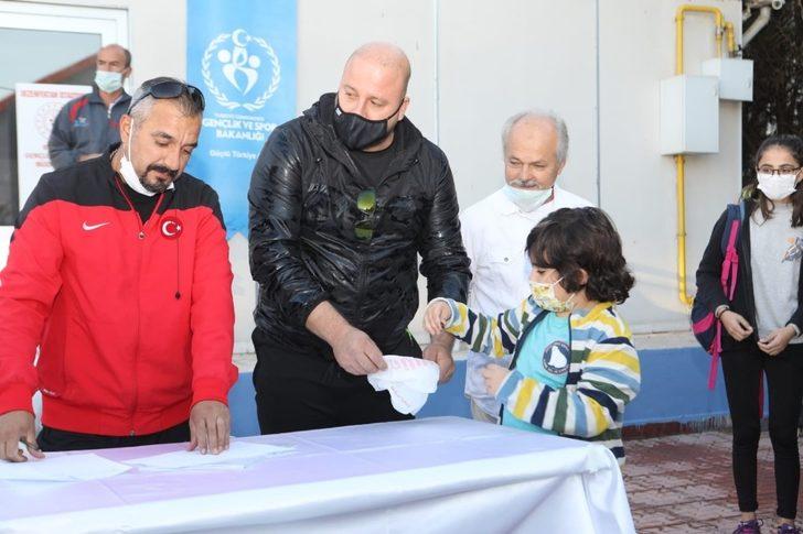 Vali Arslantaş, 29 Ekim Cumhuriyet Bayramı  tenis turnuvasının açılışını yaptı. G4