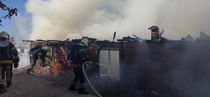 Evleri yanan Özgül ailesinin ilk misafiri Başkan Zolan oldu G1