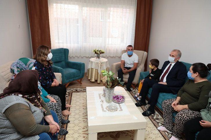 Evleri yanan Özgül ailesinin ilk misafiri Başkan Zolan oldu G2