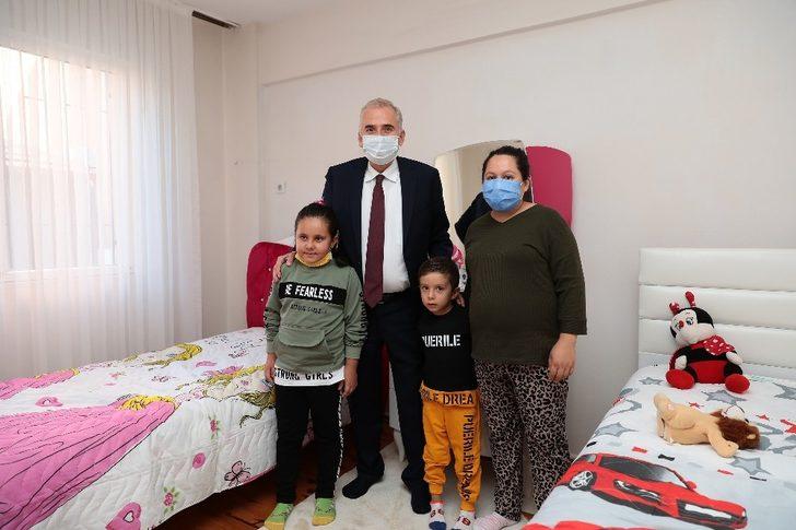 Evleri yanan Özgül ailesinin ilk misafiri Başkan Zolan oldu G3