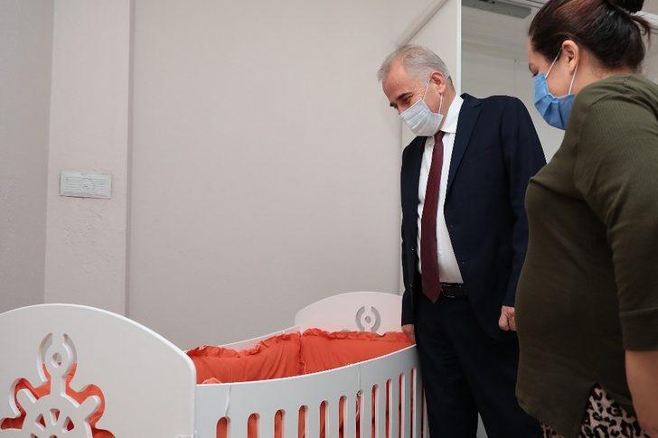 Evleri yanan Özgül ailesinin ilk misafiri Başkan Zolan oldu G4