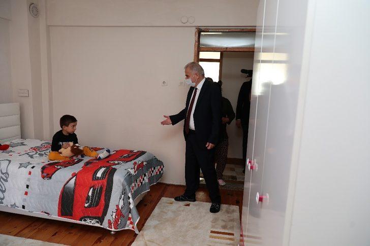 Evleri yanan Özgül ailesinin ilk misafiri Başkan Zolan oldu G5