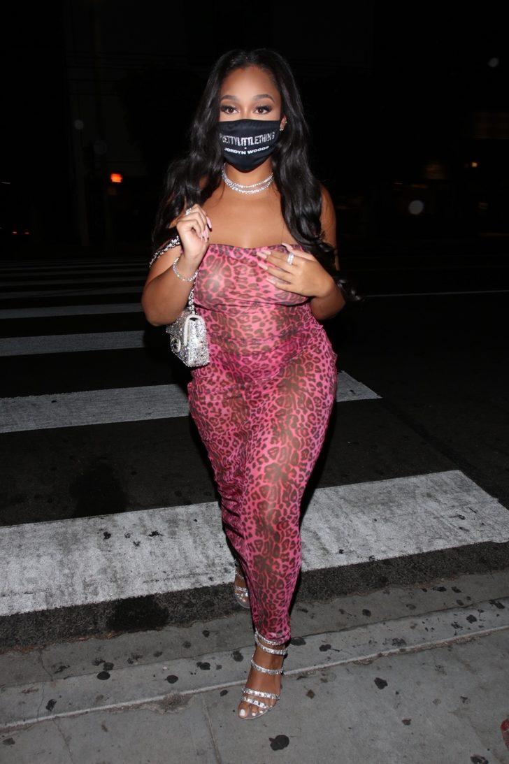 Jordyn Woods transparan elbisesiyle olay oldu! Göğüslerini sakladı G3