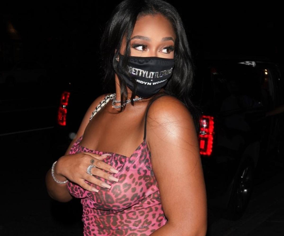 Jordyn Woods transparan elbisesiyle olay oldu! G&ouml;ğ&uuml;slerini sakladı