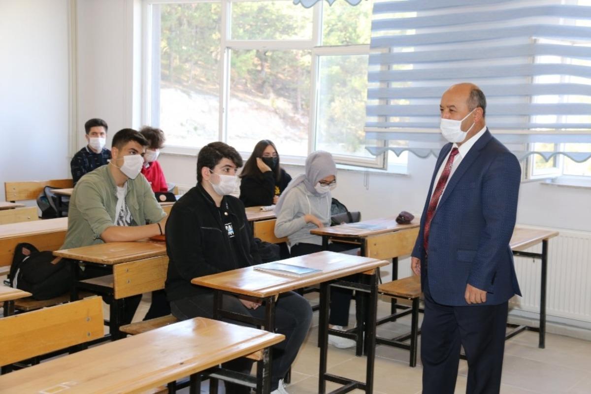 M&uuml;d&uuml;r Başyiğit, K&uuml;tahya Lisesi&rsquo;ni inceledi