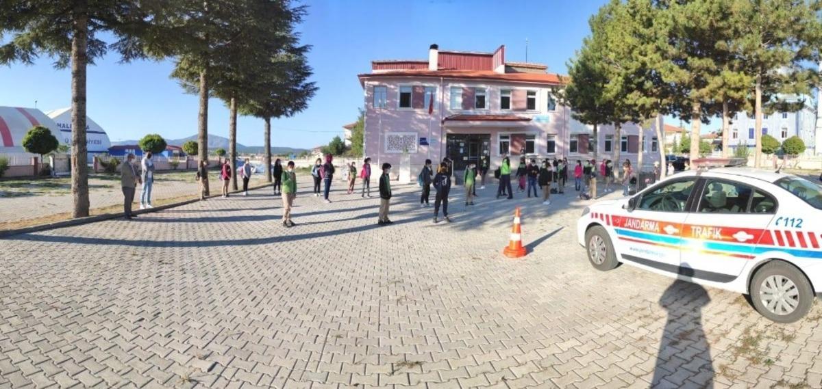 Emirdağ&rsquo;da servis s&uuml;r&uuml;c&uuml;lerine jandarmadan Korona bilgilendirmesi yapıldı