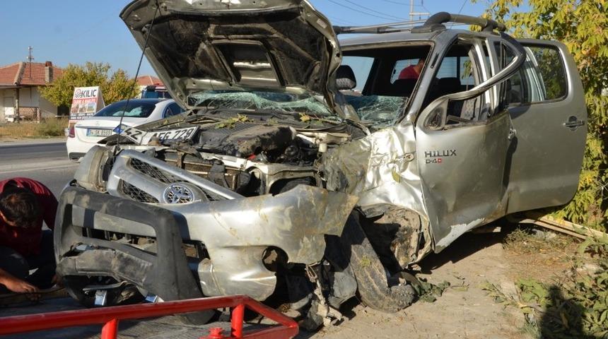 Kontrolden &ccedil;ıkan kamyonet ağaca &ccedil;arptı: 1 yaralı