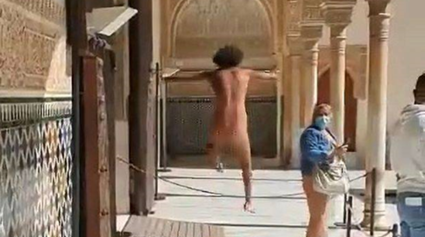 Dünyaca ünlü Elhamra Sarayı bahçesinde çırılçıplak koştu
