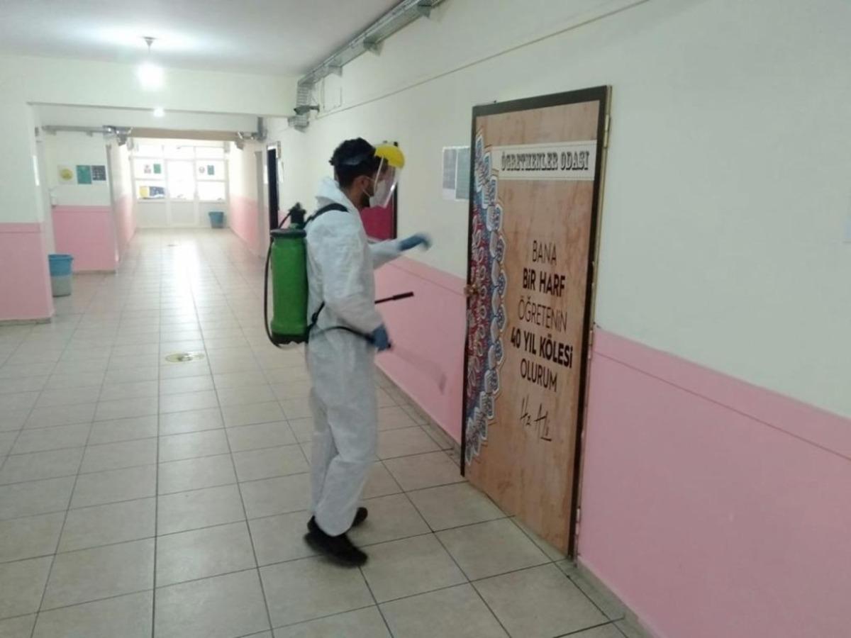 &Ccedil;aldıran Belediyesi her hafta sonu okulları dezenfekte ediyor