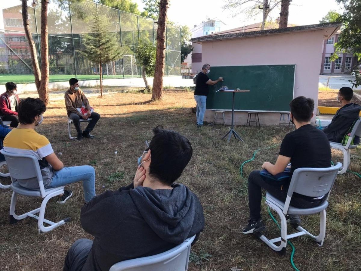 12. sınıflara okul bah&ccedil;esinde ders