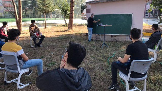12. sınıflara okul bahçesinde ders