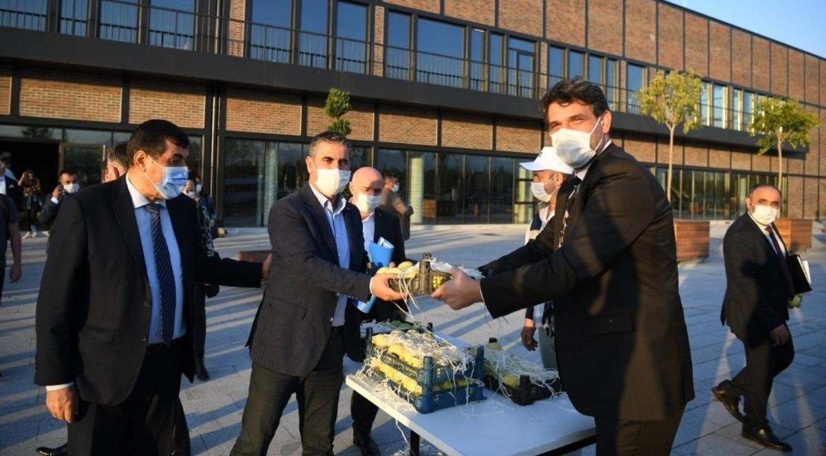 Kocaman&rsquo;dan B&uuml;y&uuml;kşehir meclis &uuml;yelerine Eşme Ayvası