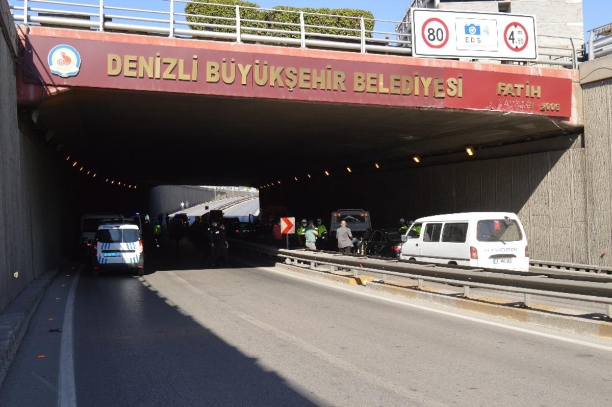 Kazayı izlerlerken kaza yaptılar