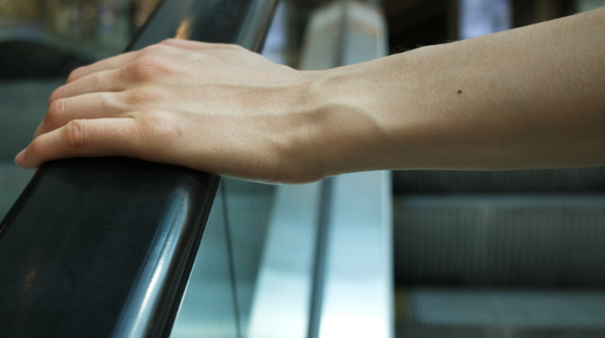 Uzmanı uyarıyor: Vir&uuml;s parlak y&uuml;zeyi seviyor, market arabası tutarken dikkat! 